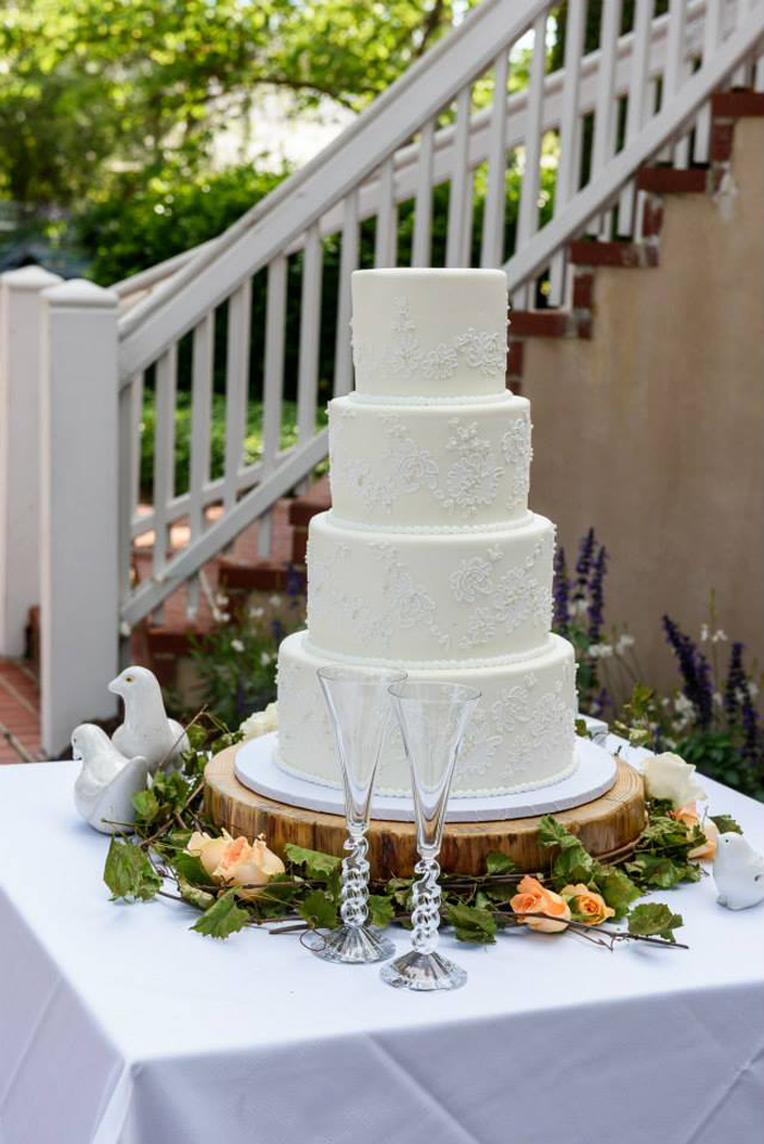 Beaufort Bride - Delicious Confections | Brown Sugar Custom Cakes - http://lowcountrybride.com